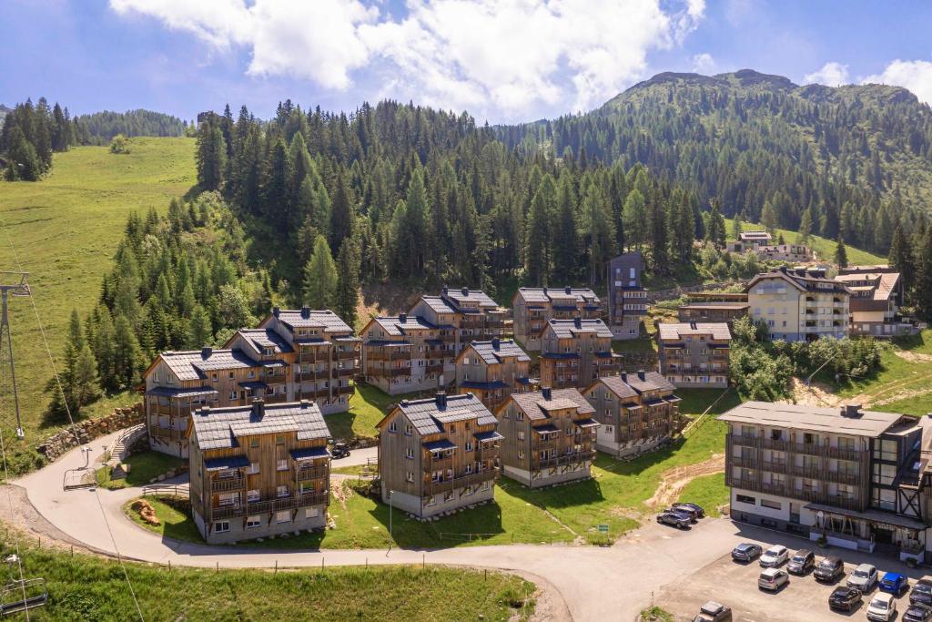almresort-gartnerkofel-family-chalet-6-oseb-pogled-na-resort.jpg
