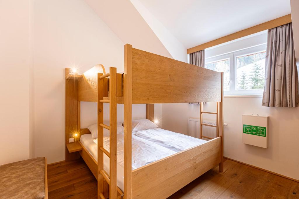 almresort-gartnerkofel-family-chalet-6-oseb-soba-s-pogradom.jpg