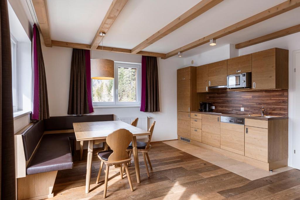 almresort-gartnerkofel-family-chalet-sauna-kuhinja-z-jedilnico.jpg