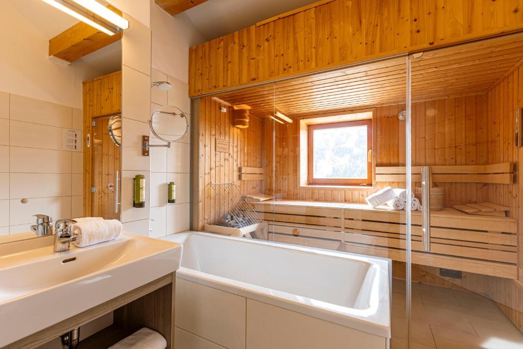 almresort-gartnerkofel-family-chalet-sauna-savna.jpg