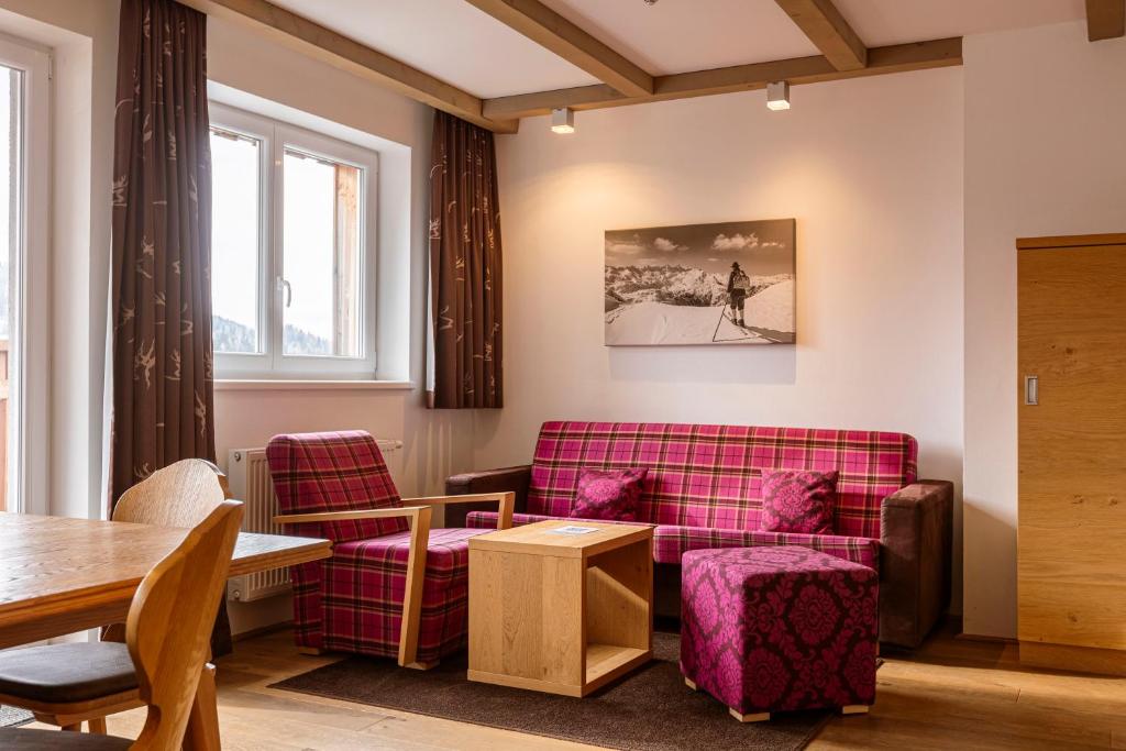 almresort-gartnerkofel-superior-chalet-sauna-dnevna-soba.jpg