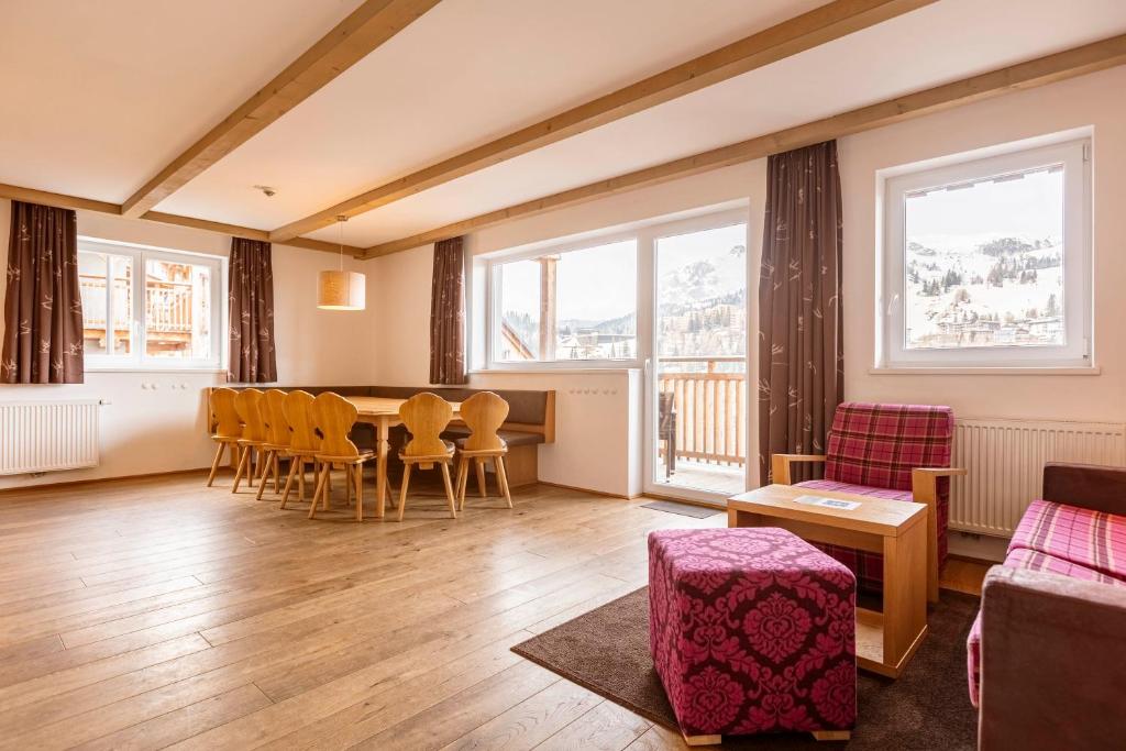 almresort-gartnerkofel-alm-chalet-jedilni-kot.jpg