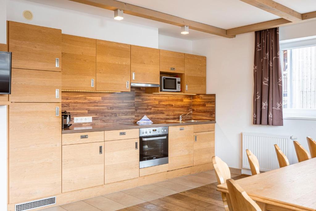 almresort-gartnerkofel-alm-chalet-kuhinja.jpg
