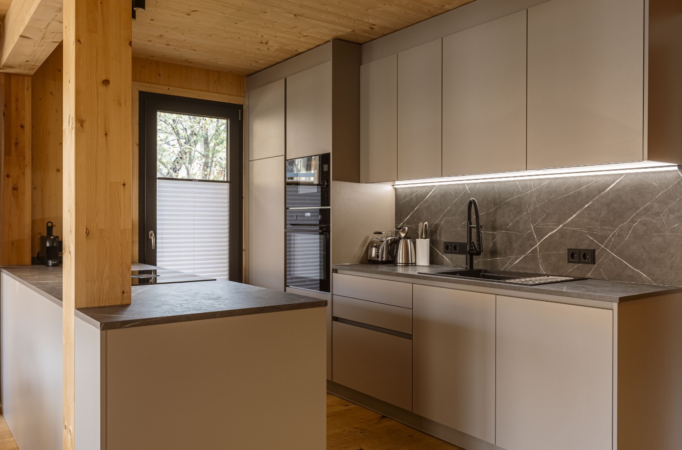 kreischberg-pool-villas-pocitniska-hisa-113-kuhinja.jpg