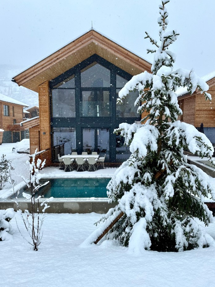 kreischberg-Pool-Villas-panorama-zunanjost-pozimi.jpg