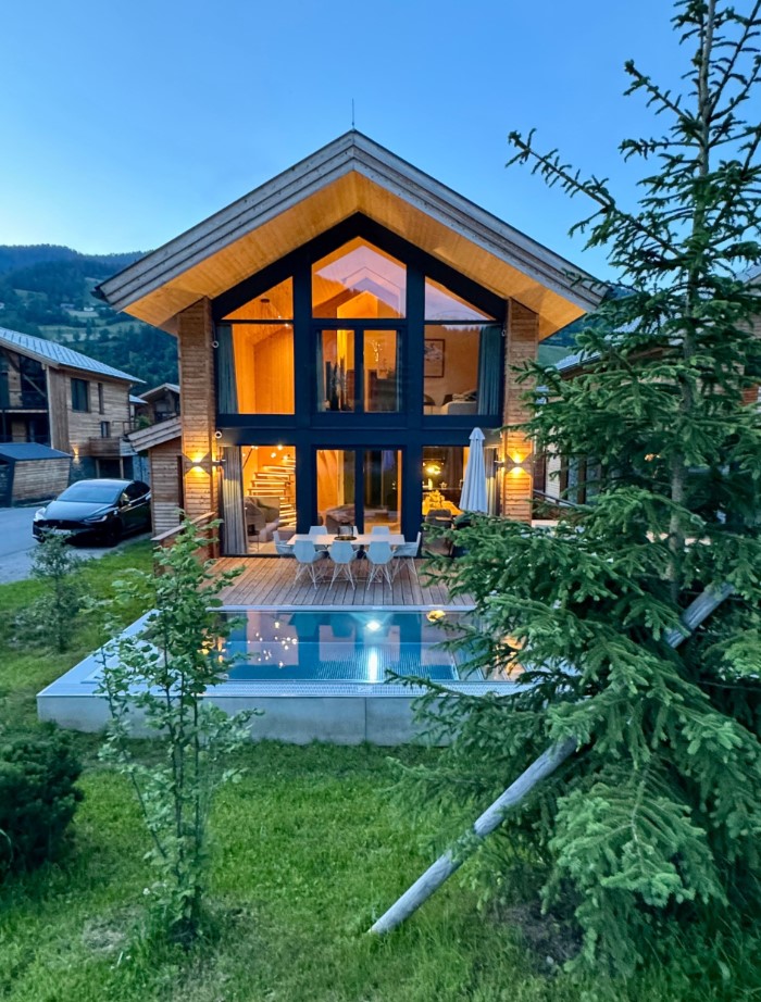 kreischberg-Pool-Villas-panorama-zunanjost-vecer.jpg