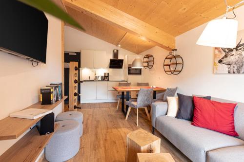 Kreischberg-Suites-dvosobni-apartma-s-sauno-jedilni-koticek-kuhinja-dnevna.jpg