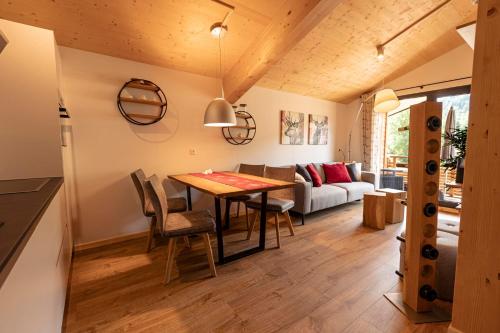 Kreischberg-Suites-dvosobni-apartma-s-sauno-jedilni-koticek-kuhinja-dnevna-2.jpg