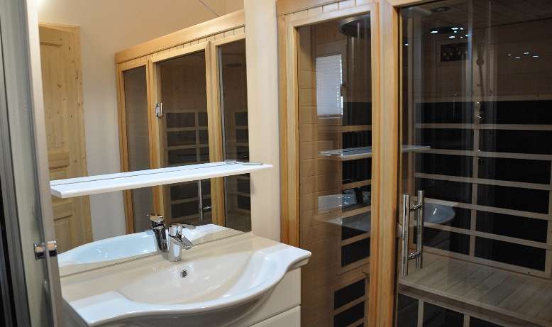 Kreischberg-Chalets-apartma-za-6-oseb-kopalnica-s-savno.jpg