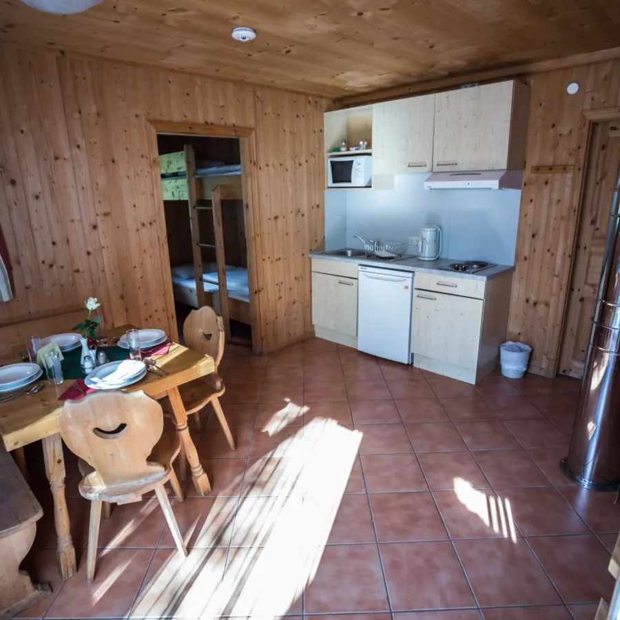 hisa-ferienhaus40-kuhinja-in-jedilnica.webp