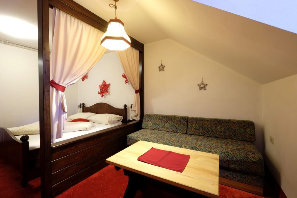 alpenhotel-marcius-soba-standard-koticek-za-sedenje.jpg