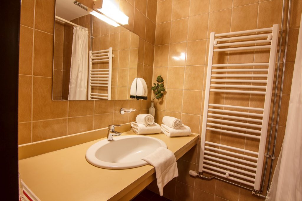 alpenhotel-marcius-soba-standard-kopalnica.jpg