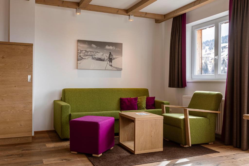 almresort-gartnerkofel-family-chalet-sauna-dnevna-soba.jpg