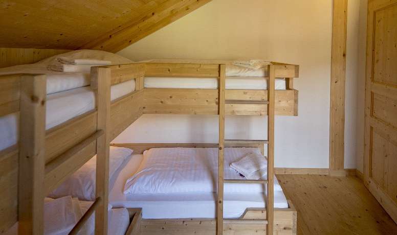 Kreischberg-Chalets-chalet-wellness-superior-spalnica-s-pogradi.jpg