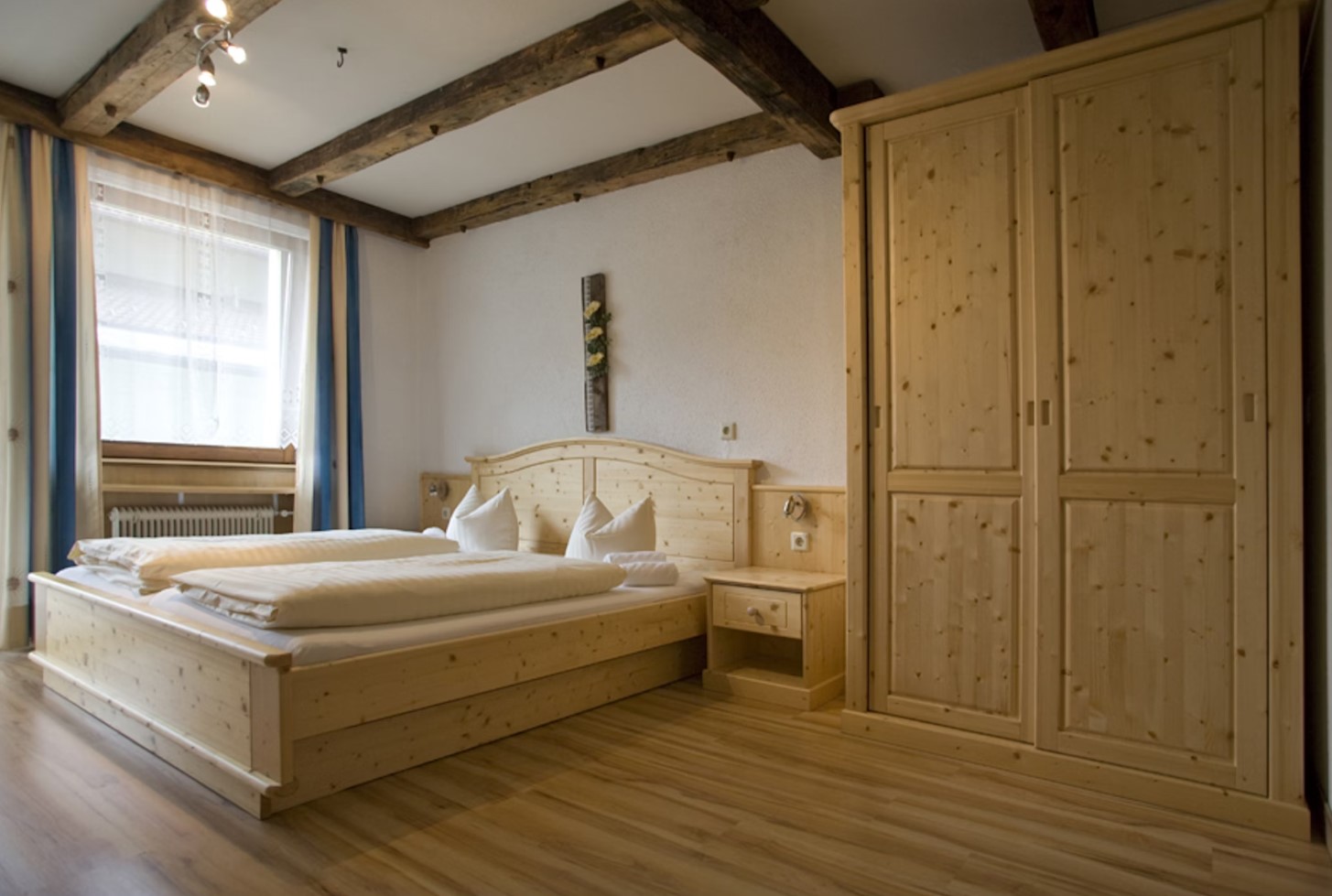 hotel-hohe-tauren-matrei-dvoposteljna-soba-spalnica.jpg