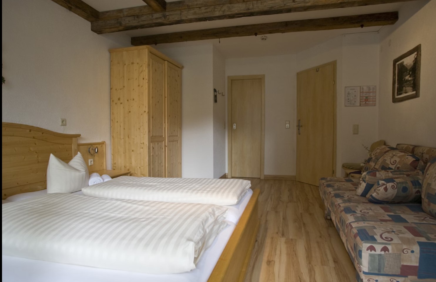 hotel-hohe-tauren-matrei-dvoposteljna-soba-spalnica-2.jpg
