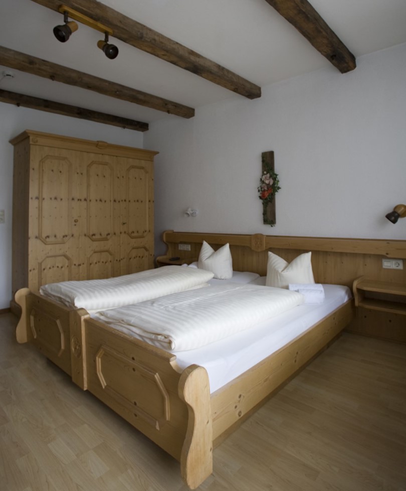 hotel-hohe-tauren-matrei-enoposteljna-soba.jpg