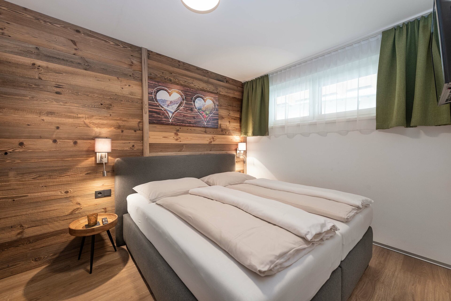 skiopening-matrei-nomago-apartmaji-montana-comfort-spalnica.jpg