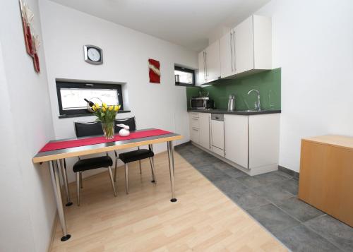 skiopening-matrei-apartmaji-panorama-granatspitze-60m2-kuhinjska-nisa-z-jedilnico.jpg