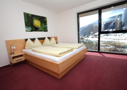 spalnicaskiopening-matrei-apartmaji-panorama-granatspitze-60m2-kuhinjska-nisa-z-jedilnico.jpg