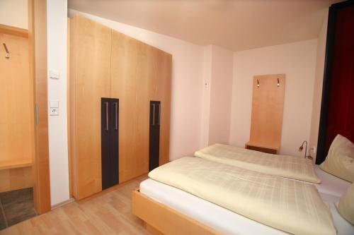 skiopening-matrei-nomago-apartmaji-panorama-dvoposteljna-soba-spalnica.jpg