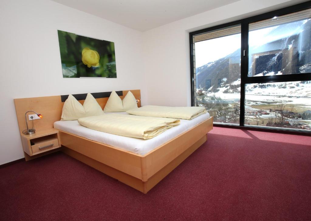skiopening-matrei-apartmaji-panorama-spalnica.jpg