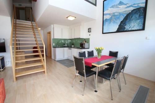 skiopening-matrei-apartmaji-panorama-Grossglockner-87m2-kuhinja-z-jedilnico.jpg