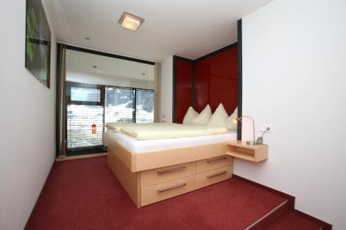 skiopening-matrei-apartmaji-panorama-Grossglockner-87m2-spalnica-1.jpg