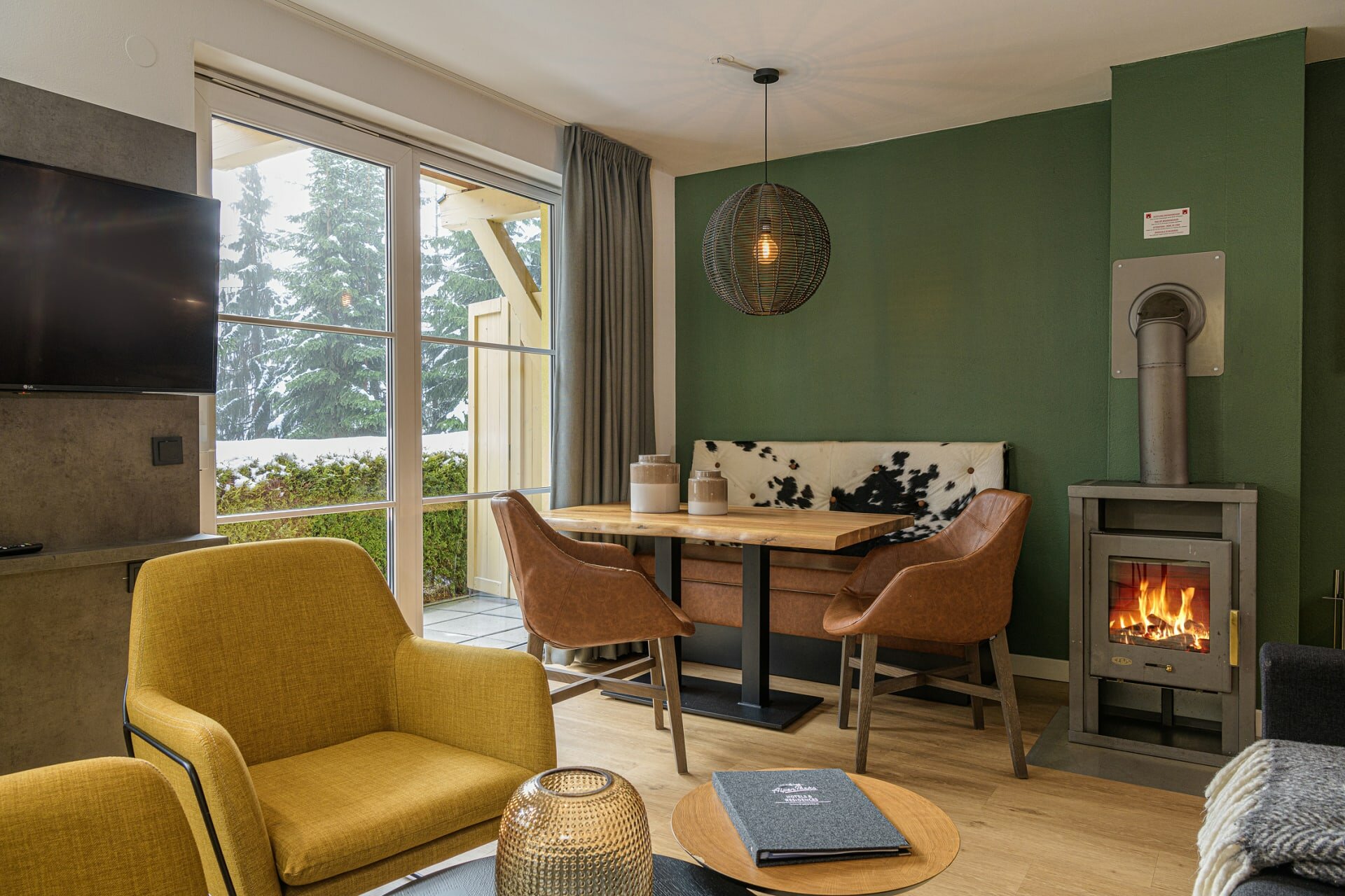 alpenparks-apartment-ferienresort-rehrenberg-alpine-classic-jedilnica-kamin.jpg