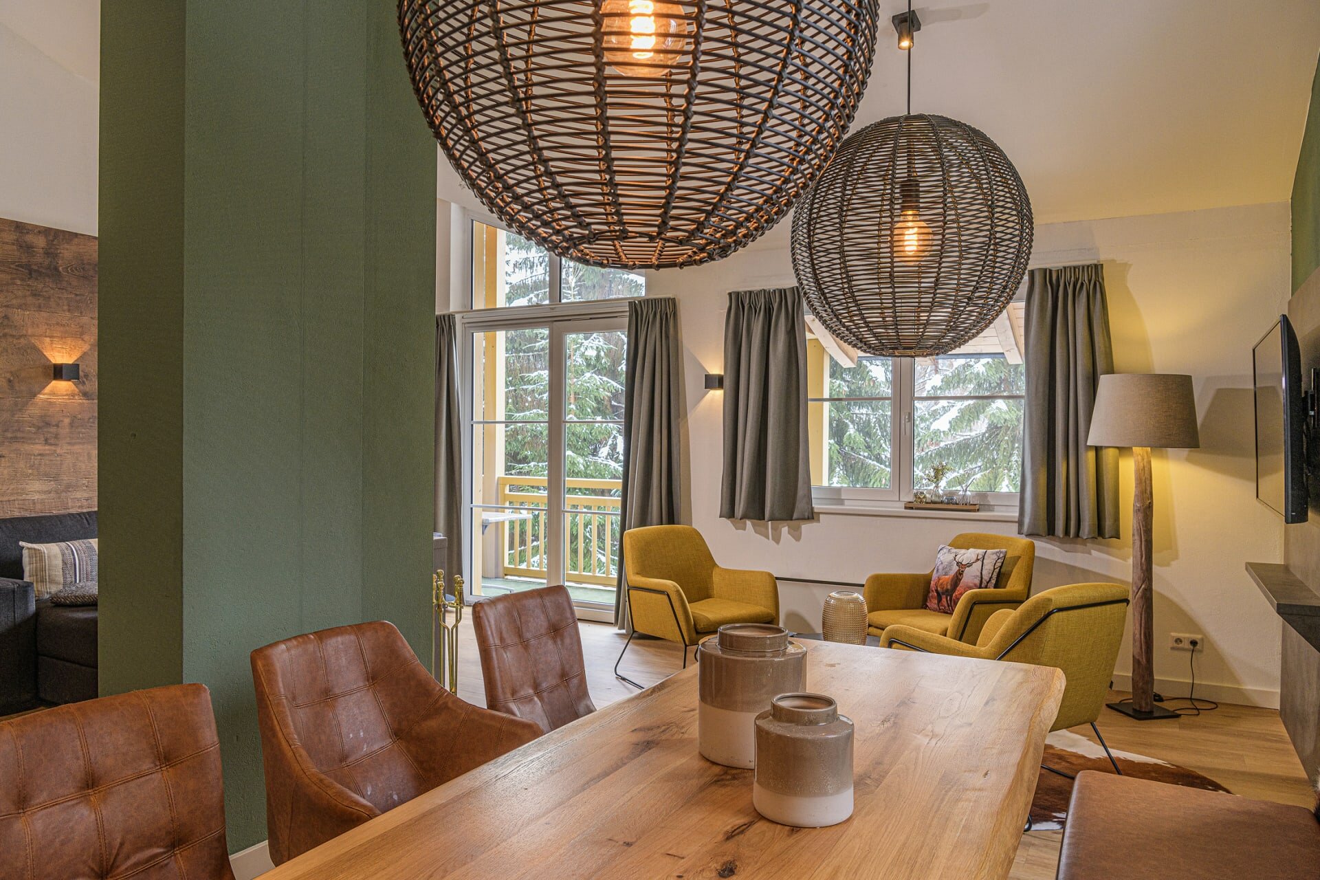 alpenparks-apartment-ferienresort-rehrenberg-viehhofen-alpine-dreams-jedilnica-tv-koticek.jpg