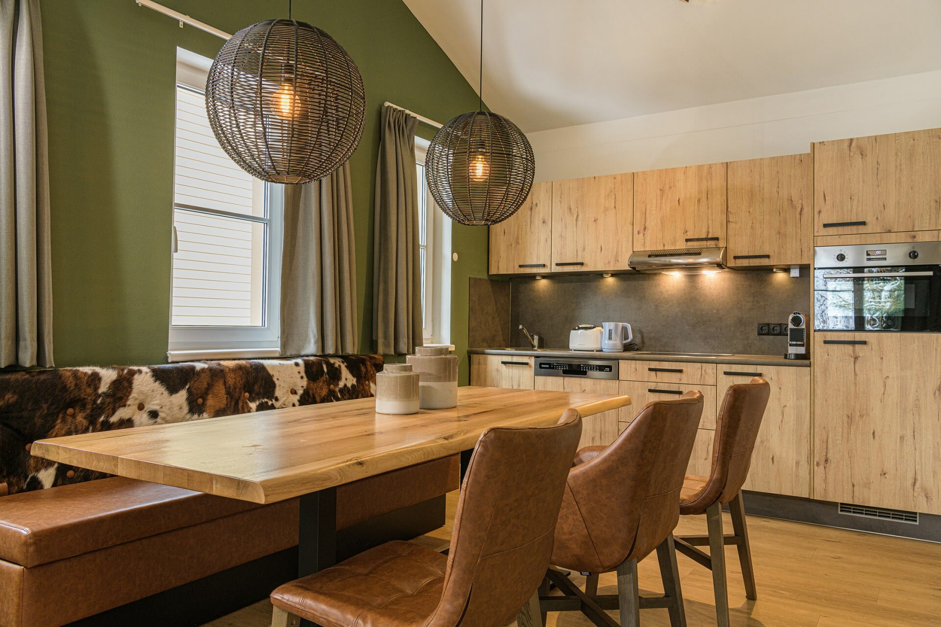 alpenparks-apartment-ferienresort-rehrenberg-viehhofen-alpine-dreams-kuhinja-jedilnica.jpg