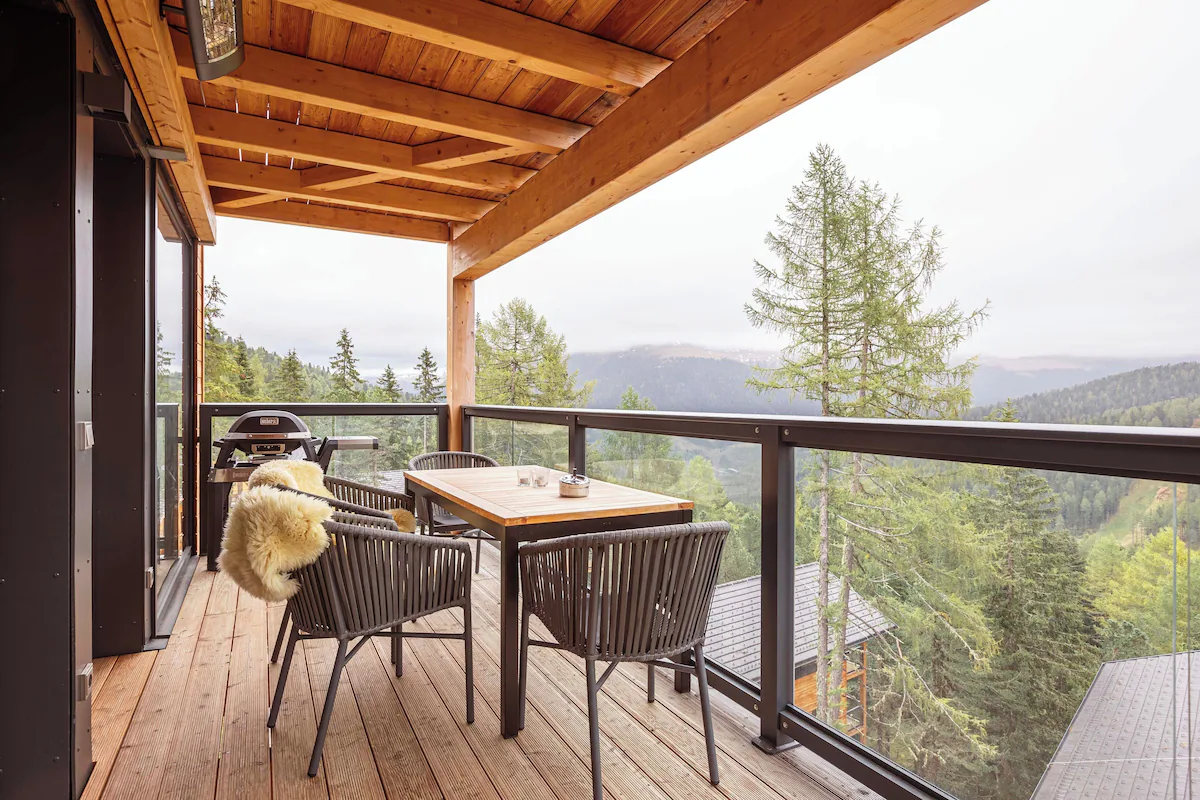 superior-chalet-sauna-hot-tub-pogled-iz-balkona.webp