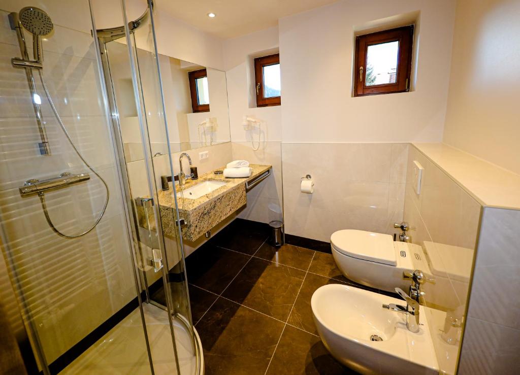 apartmaji-romerhof-superior-kopalnica.jpg