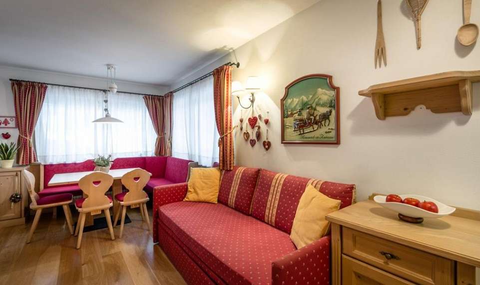 skiopening-alta-badia-namestitev-as-odei-apartmaT1-dnevna-jedilnica.jpg
