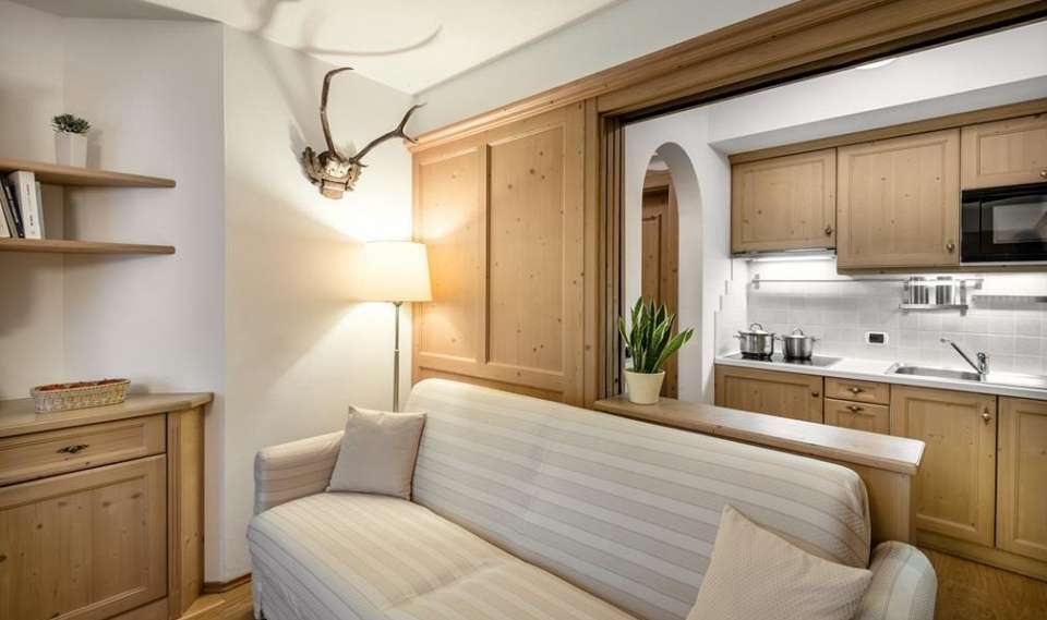 skiopening-alta-badia-appartements-AsOdei-dnevni-prostor-s-kuhinjo.jpg