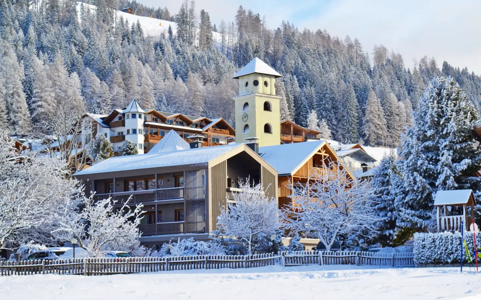 apartmaji-sexten-zunanjost-stavbe-pozimi.webp