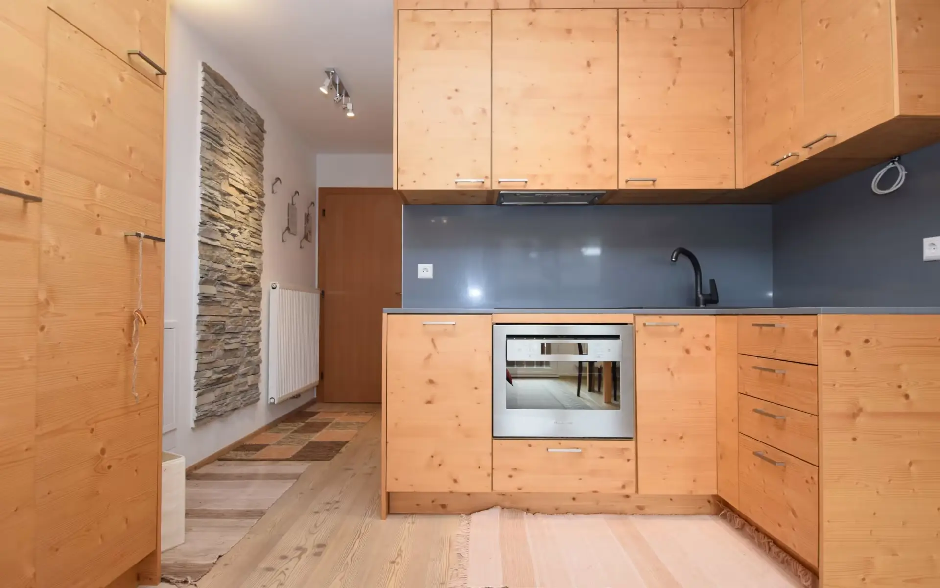 apartmaji-sesto-sexten-app-130-kuhinja.webp