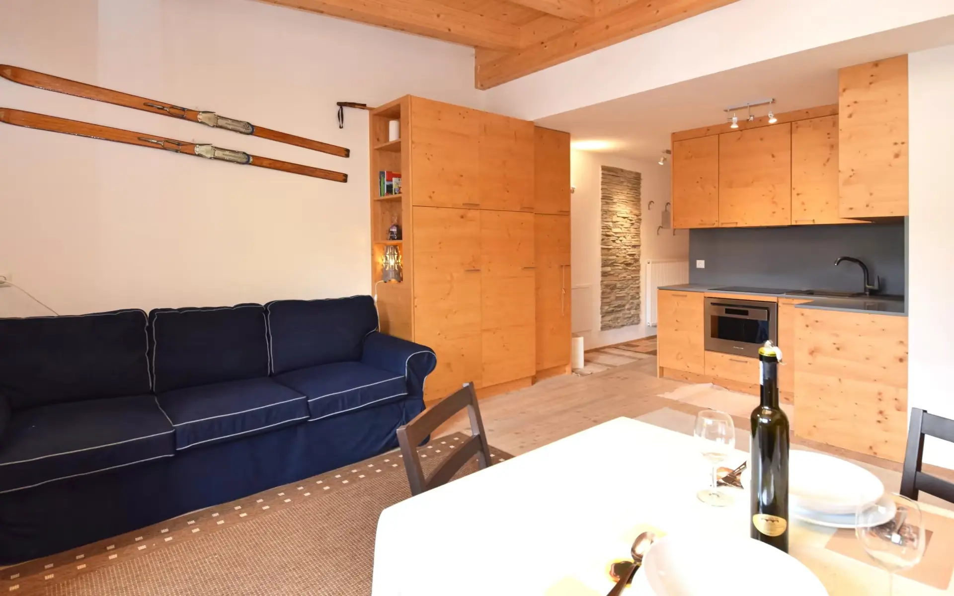 apartmaji-sesto-sexten-app-130-dnevna-soba-kuhinja.webp