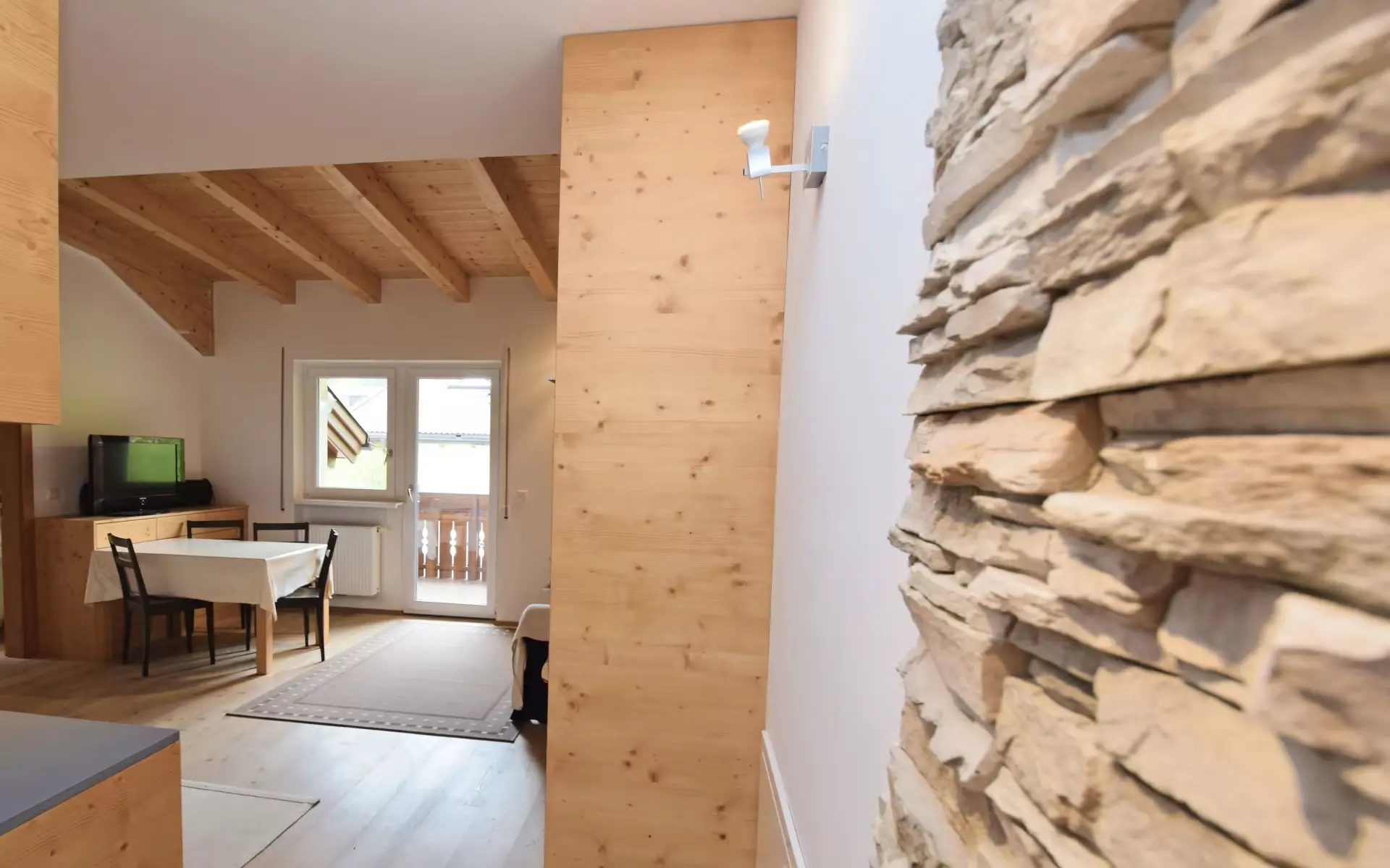 apartmaji-sesto-sexten-app-130-pogled-na-jedilnico.webp