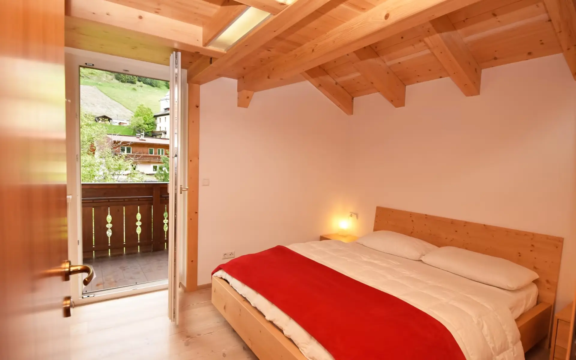 apartmaji-sesto-sexten-app-130-spalnica.webp