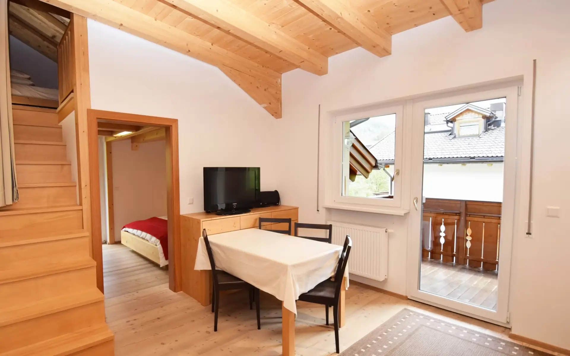 apartmaji-sesto-sexten-app-130-balkon-jedilnica-del-spalnice.webp