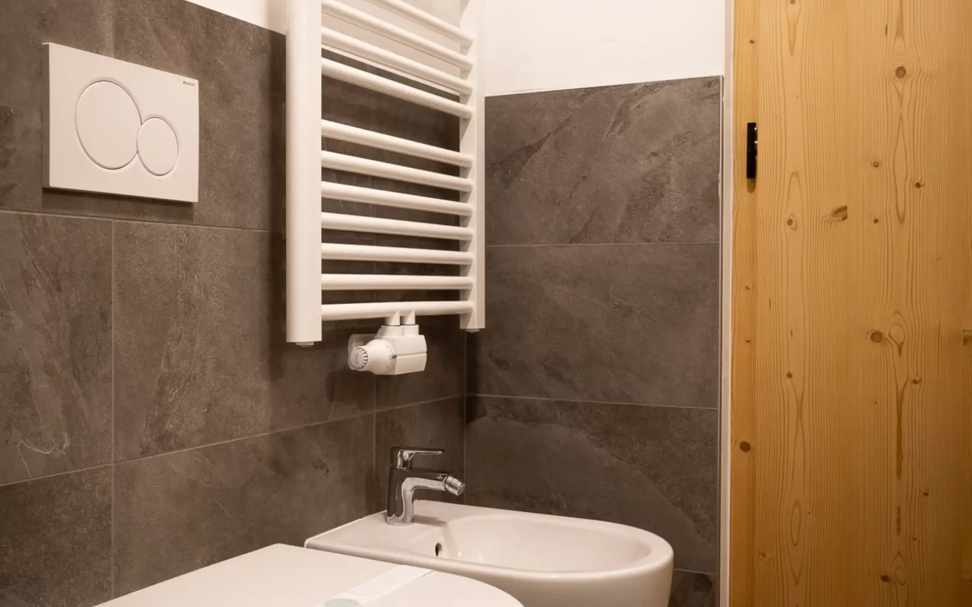 apartmaji-sexten-app-180-kopalnica-detajl.webp