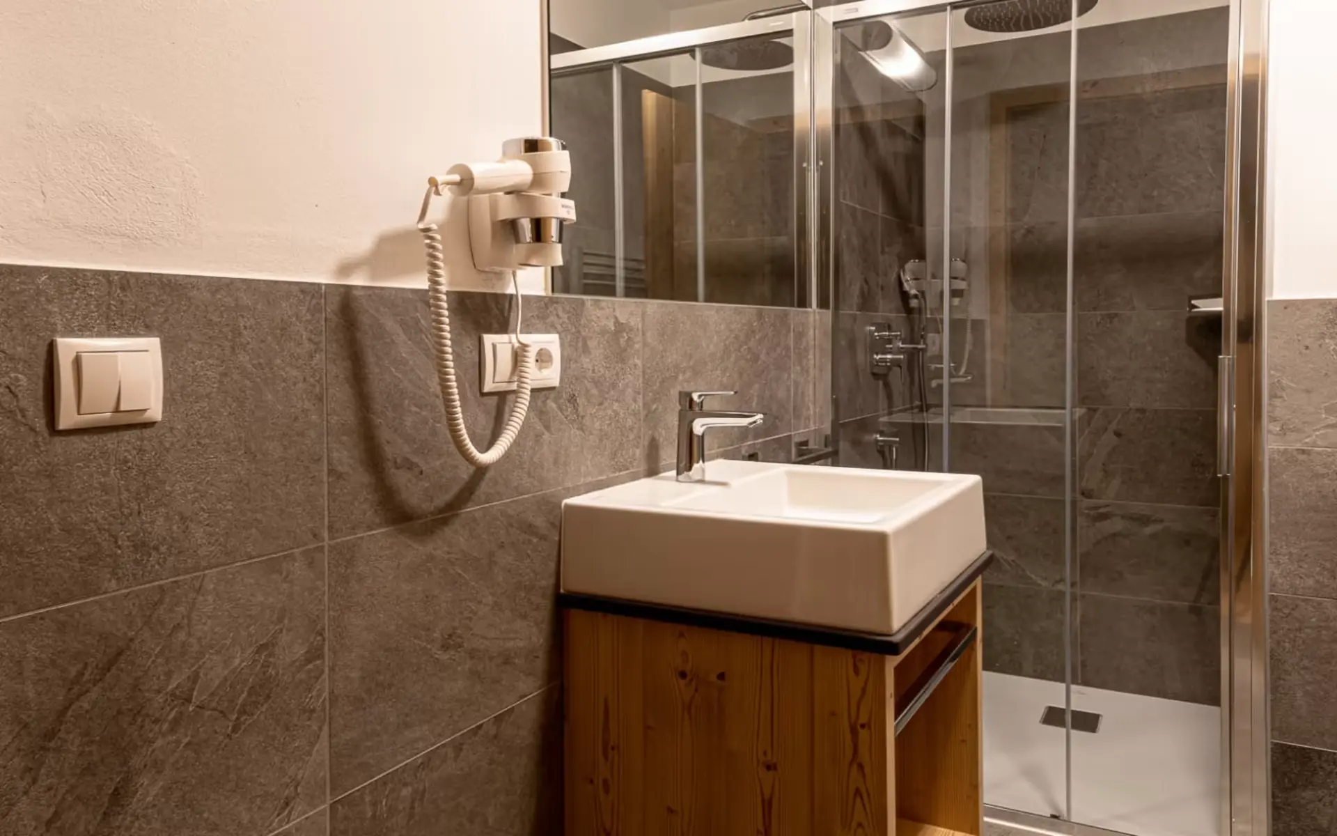 apartmaji-sexten-app-180-spalnica-kopalnica.webp