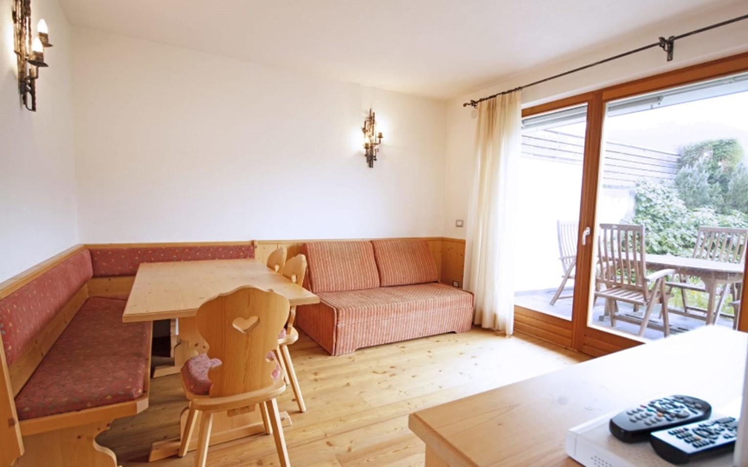 smucanje-kronplatz-apartma-tip-183-greenhouse-jedilni-kot-z-dnevno.jpg