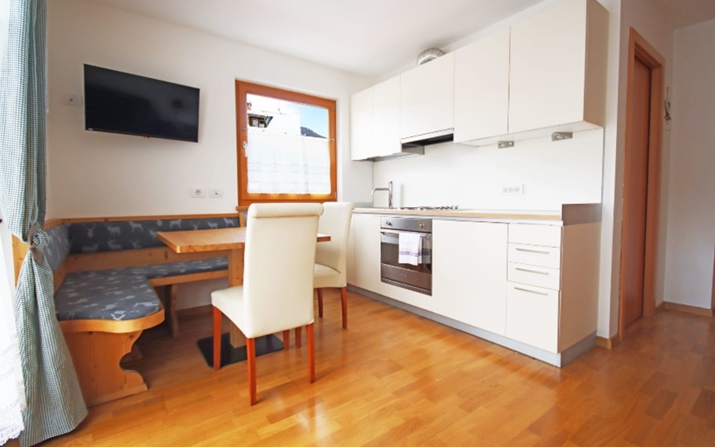 smucanje-kronplatz-apartma-auer-tip-137-kinja-in-jedilnica.jpg