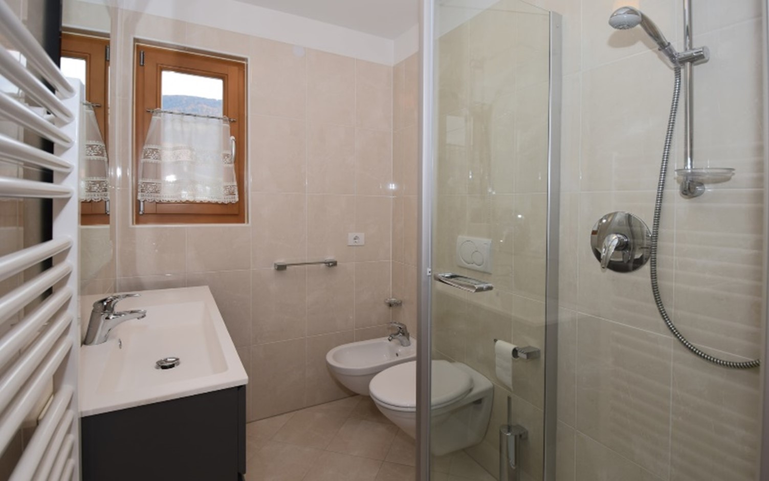 smucanje-kronplatz-apartma-auer-tip-137-kopalnica.jpg