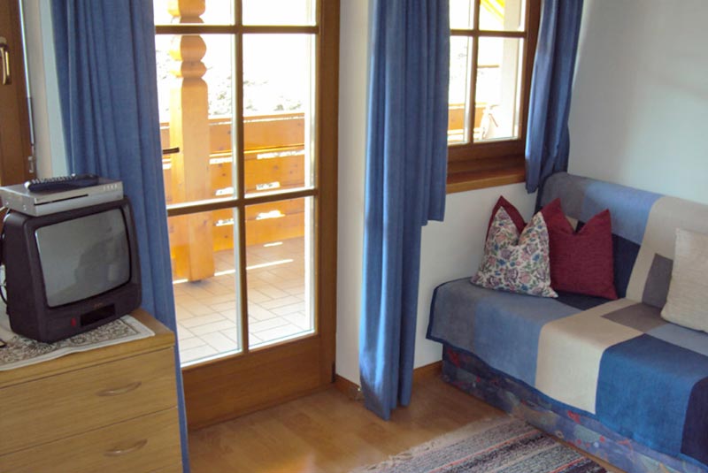 apartmaji-gandlerhof-kronplatz-dnevna-soba.jpg