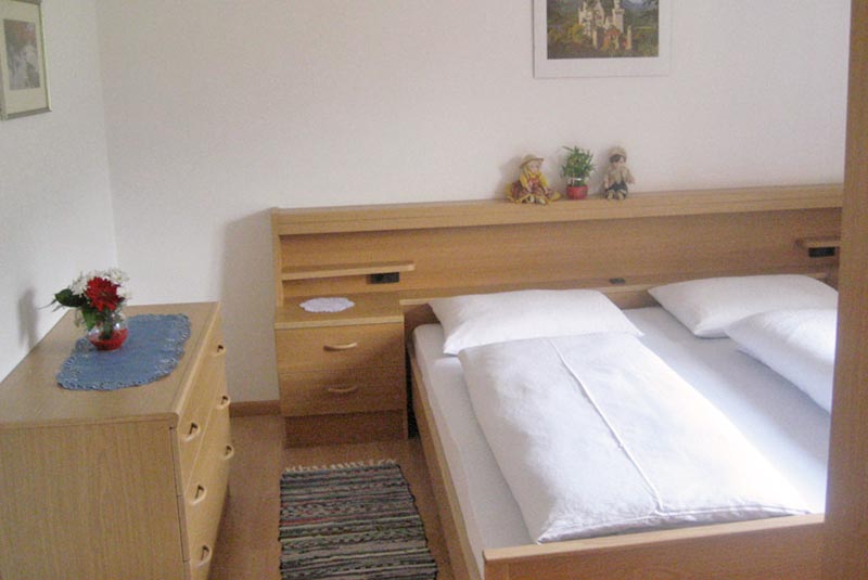 apartmaji-gandlerhof-kronplatz-spalnica.jpg