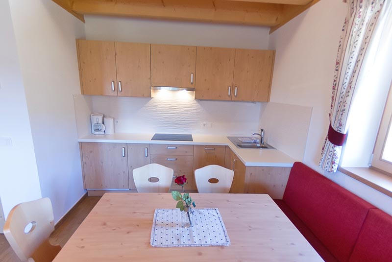 apartmaji-panzenbachof-kronplatz-kuhinja-jedilnica.jpg