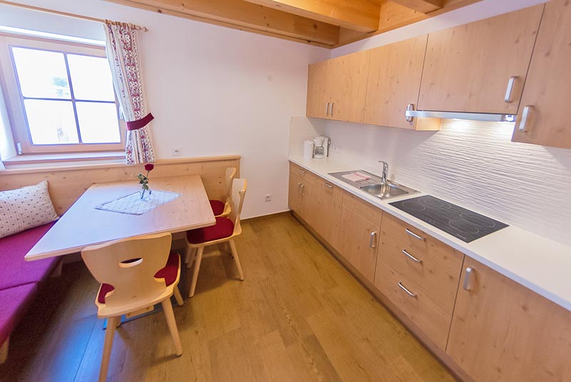 apartmaji-panzenbachof-kronplatz-kuhinja.jpg